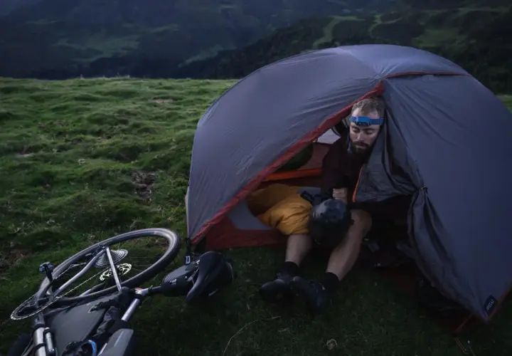 Jaki namiot na rower? Oto, czego unikać przy wyborze idealnego modelu