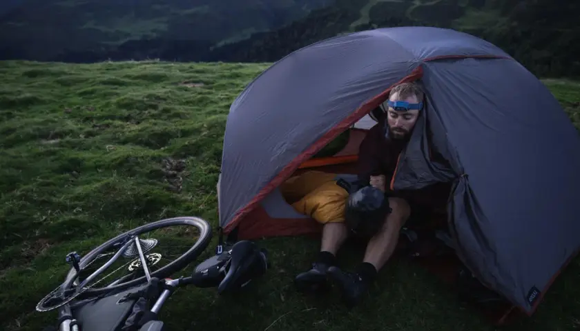 Jaki namiot na rower? Oto, czego unikać przy wyborze idealnego modelu